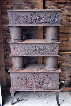 Antieke ijzeren stoof in 3 etages